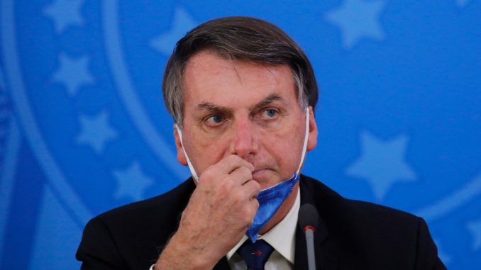 Bolsonaro diz que insumos da CoronaVac chegarão nos próximos dias
