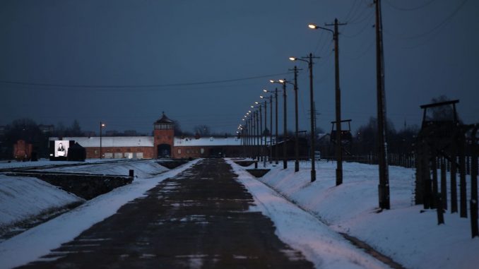 Auschwitz faz cerimônia virtual para marcar aniversário de libertação