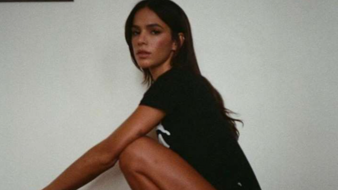 Atriz Bruna Marquezine usa body cavado e exibe corpo bronzeado