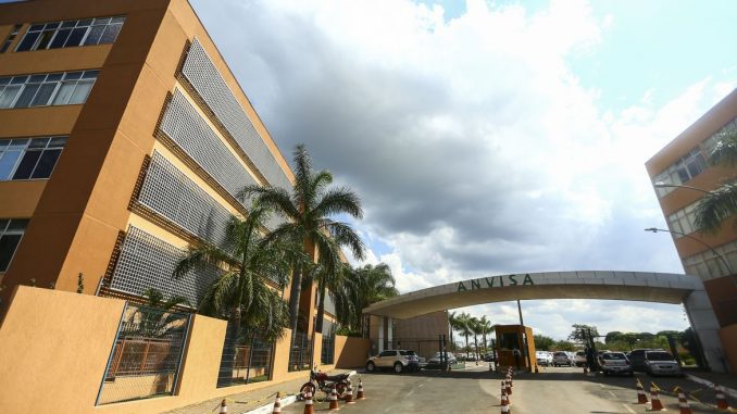 Anvisa suspende estudos clínicos da Covaxin no Brasil