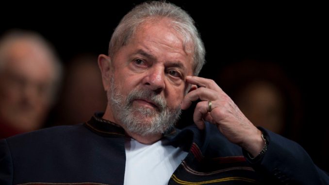 Juiz mantém bloqueio de bens de Lula ao enviar processos para o DF