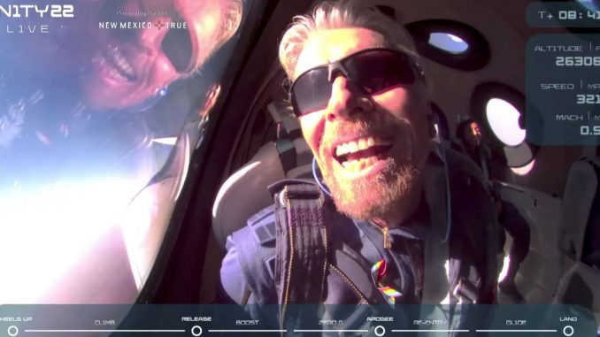 Bilionário faz 1º voo espacial a bordo da nave da Virgin Galactic