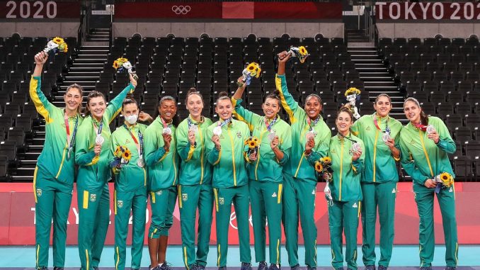 Brasil é prata no vôlei feminino após ser superado pelos EUA em Tóquio