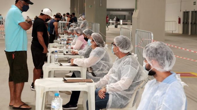 Santos alcança 50% da população imunizada com duas doses ou dose única contra a covid-19