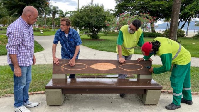Bancos do jardim da praia de Santos contam a história do surfe