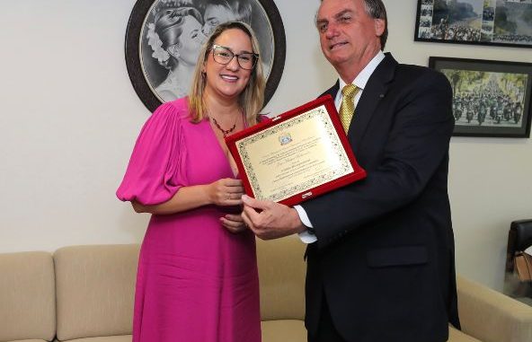 Vereadora Michele Quintas entrega título de Cidadão Praiagrandense ao presidente Jair Bolsonaro