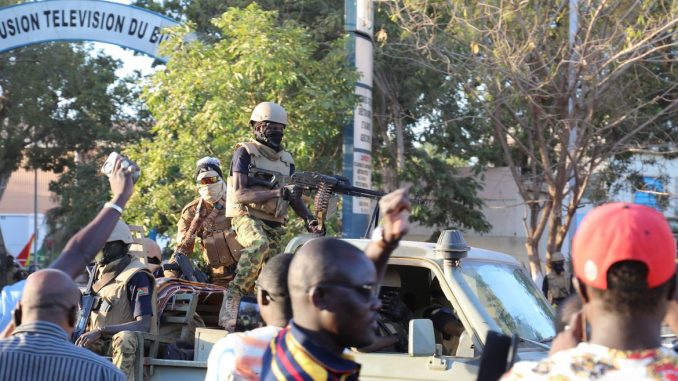 Presidente de Burkina Faso é deposto em golpe na África