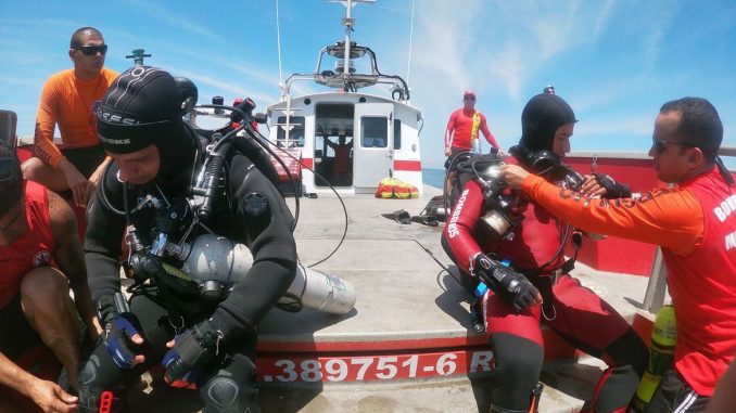 Bombeiros resgatam corpos de vítimas de naufrágio em Angra