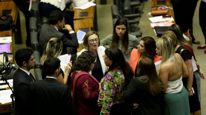 Comissão rejeita punição a partidos que não cumpriram cota mínima
