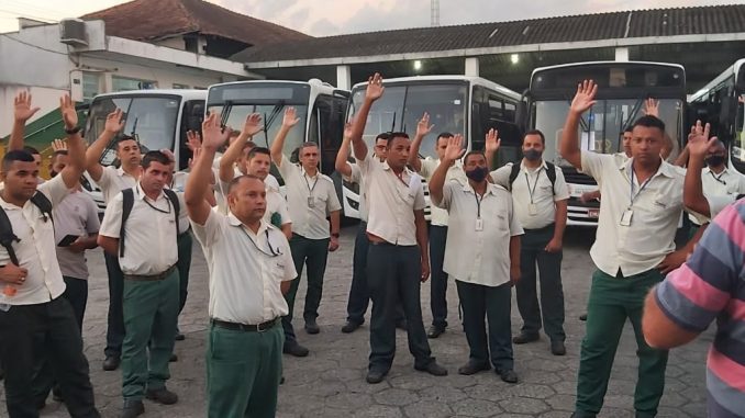 Atraso de salário e benefícios paralisa o transporte coletivo em São Vicente