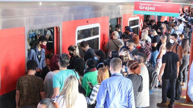 Após falhas em duas linhas, trens voltam a circular em São Paulo