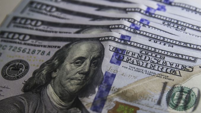 Ibovespa fecha com leve baixa e volume reduzido de negociação
