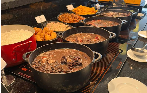 Comfort Hotel Santos oferece buffet completo de feijoada todos os sábados para clientes e visitantes