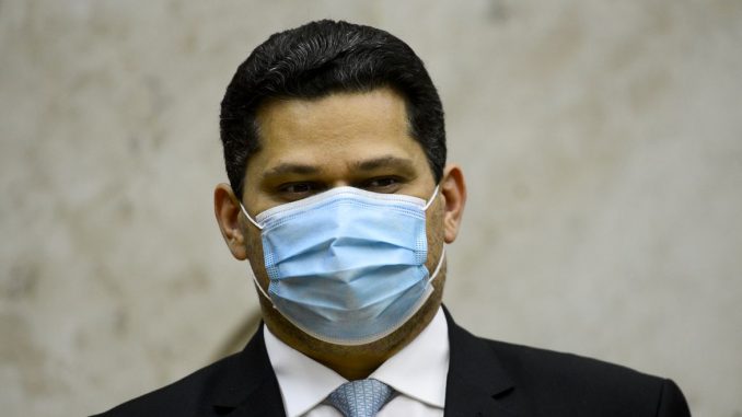 Ex-presidente do Senado é internado com fortes dores abdominais