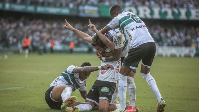Flu sai na frente mas Coritiba vira no Couto Pereira e crava 3 a 2