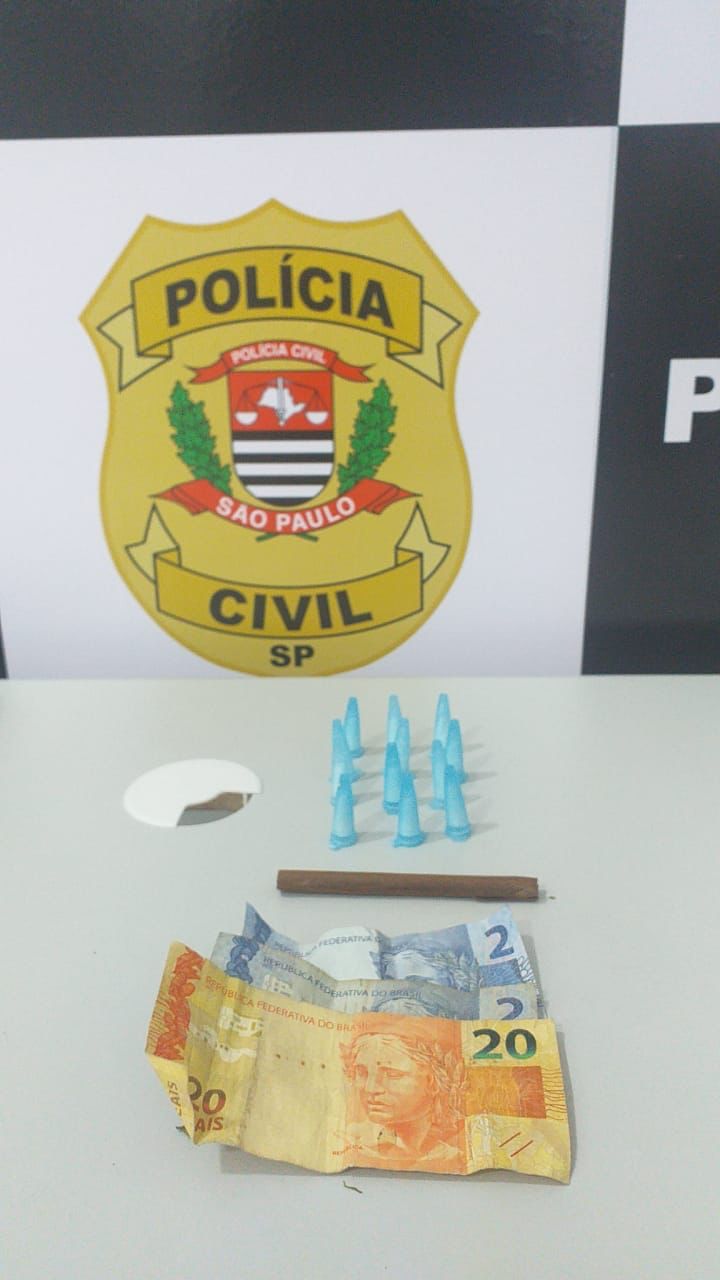 Ação da Polícia Civil resulta na prisão de dupla que traficava drogas perto de escola em São Vicente
