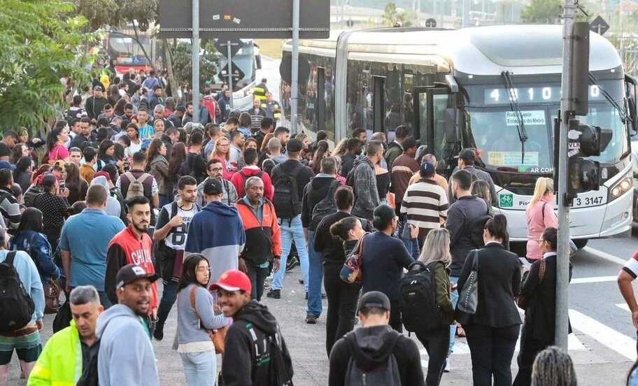 Cobradores e motoristas encerram greve de ônibus em São Paulo