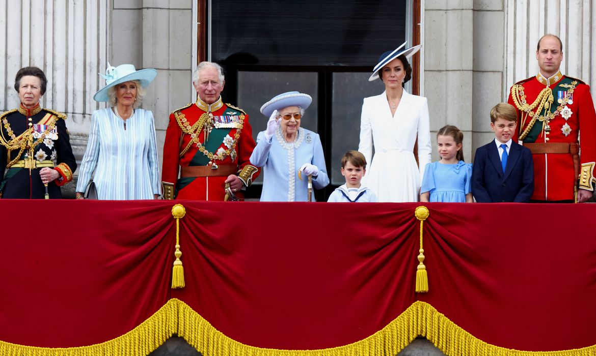 Rainha Elizabeth acena à multidão em comemoração de Jubileu