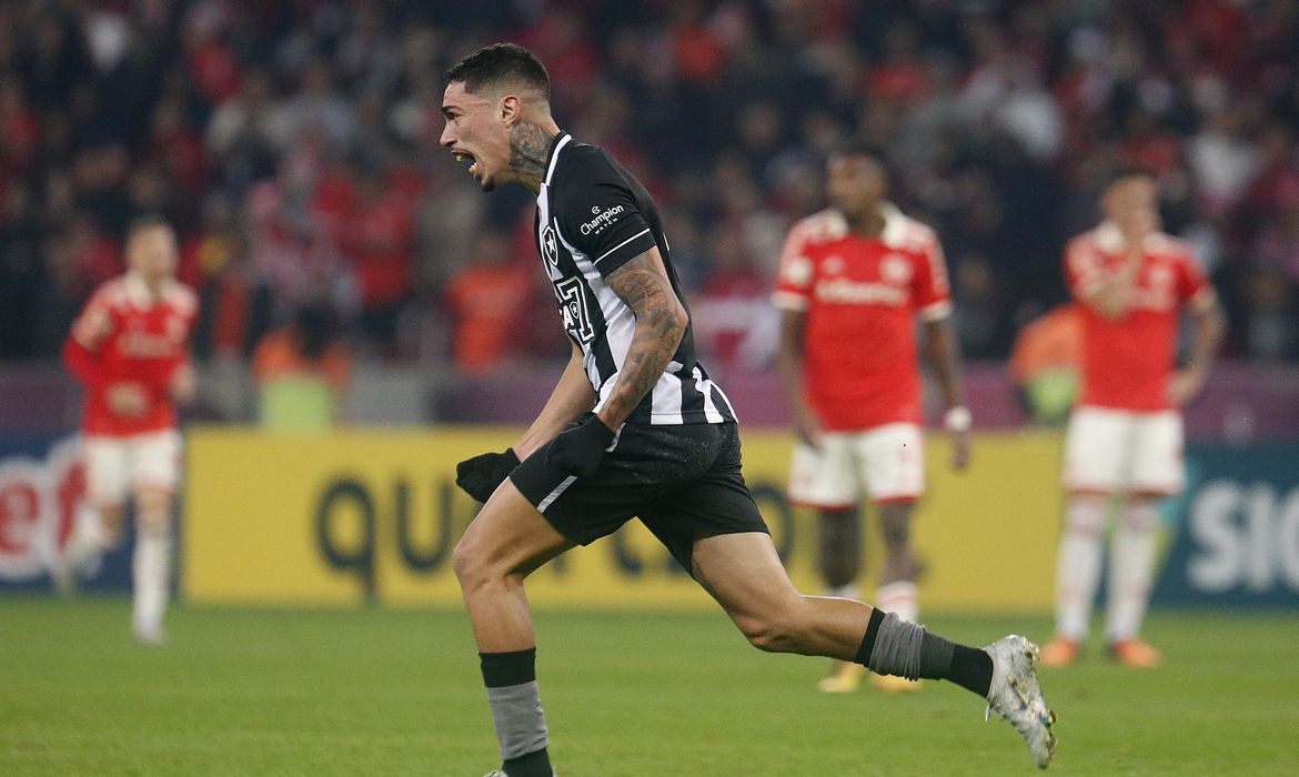 Corinthians vence Goiás e empata em pontos com líder Palmeiras