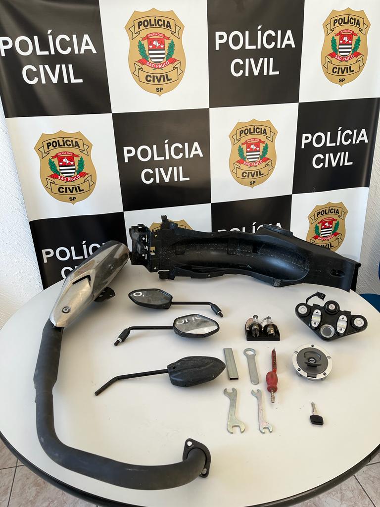 Polícia Civil localiza peças de motos roubadas escondidas em imóvel de São Vicente