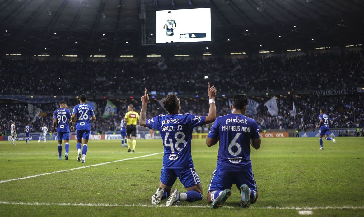 Cruzeiro vence no Mineirão e amplia vantagem na liderança da Série B
