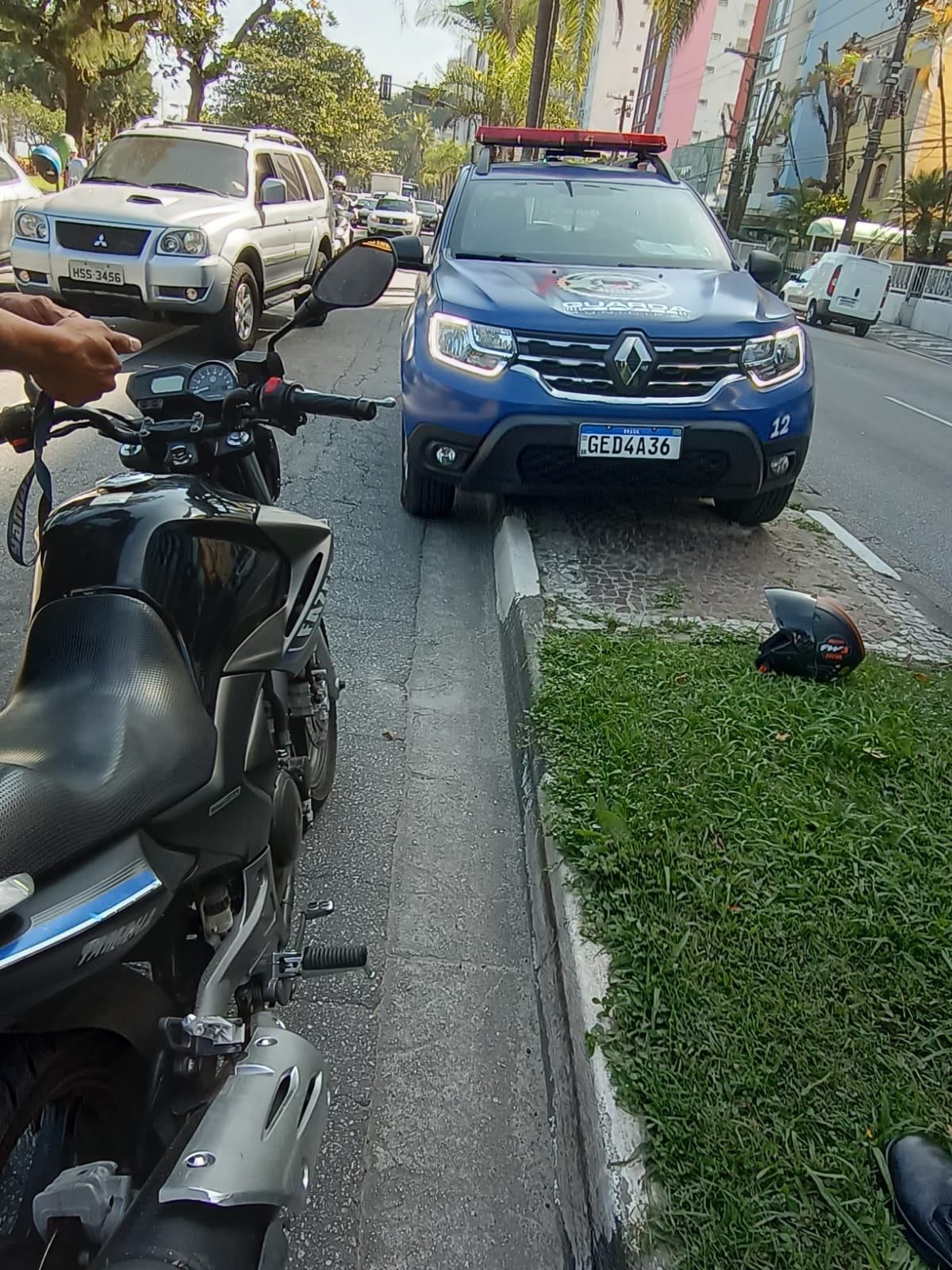 GCM de Santos captura motociclista que andava na contramão na avenida da praia