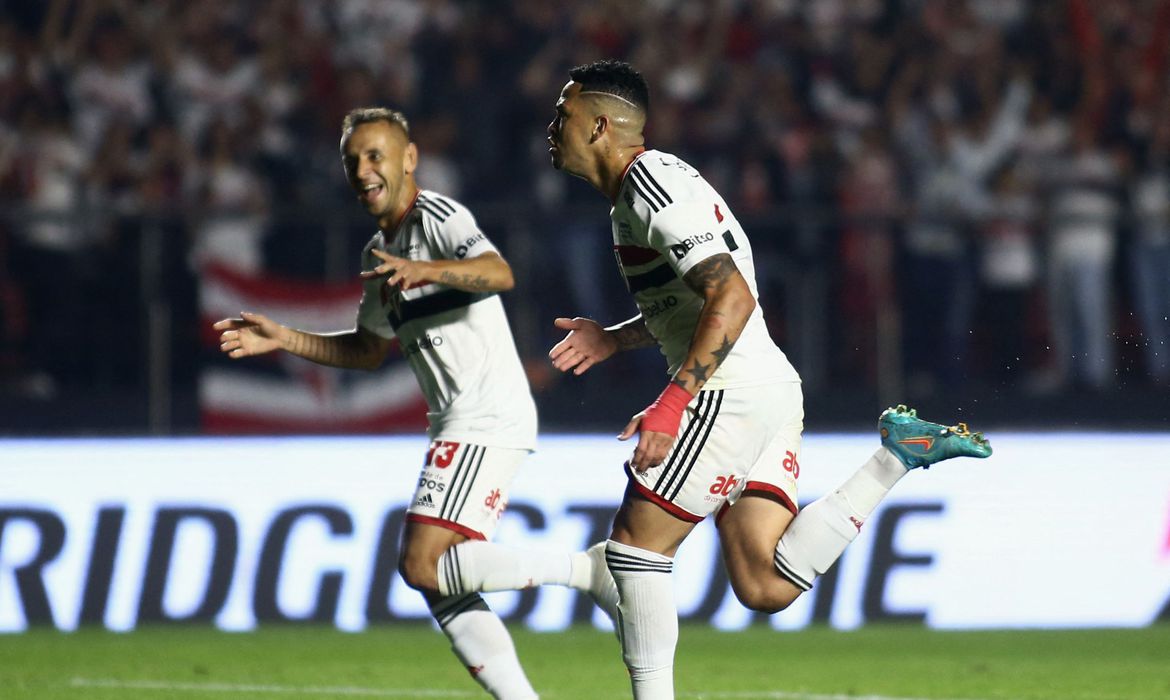 São Paulo confirma classificação com goleada