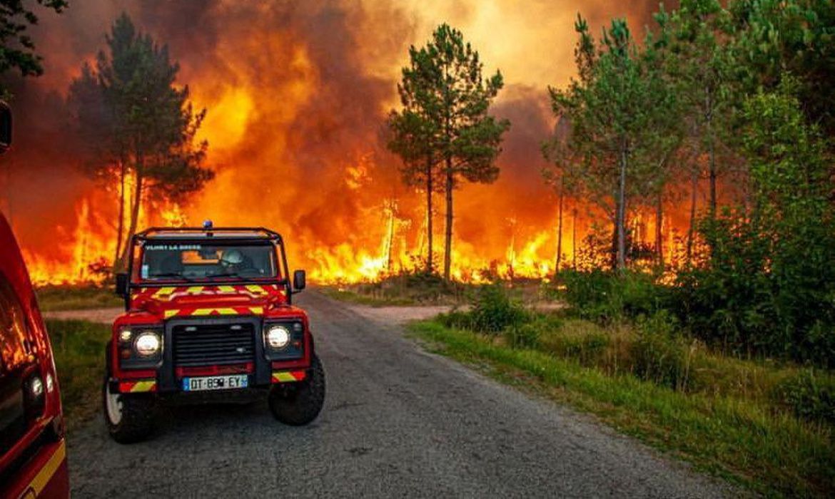 Incêndios florestais atingem França e Espanha em meio à onda de calor