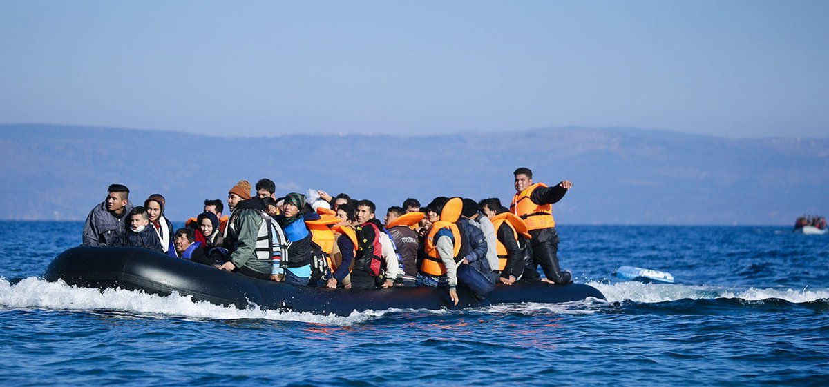 Quase 700 migrantes são resgatados na costa italiana