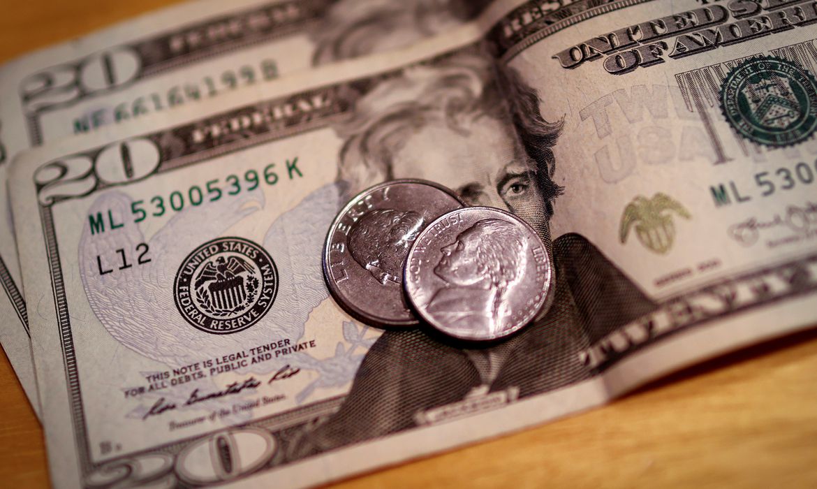 Dólar cai para R$ 5,34 na véspera de decisão sobre juros nos EUA