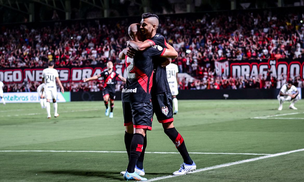 Atlético-GO vence e sai na frente do Corinthians na Copa do Brasil