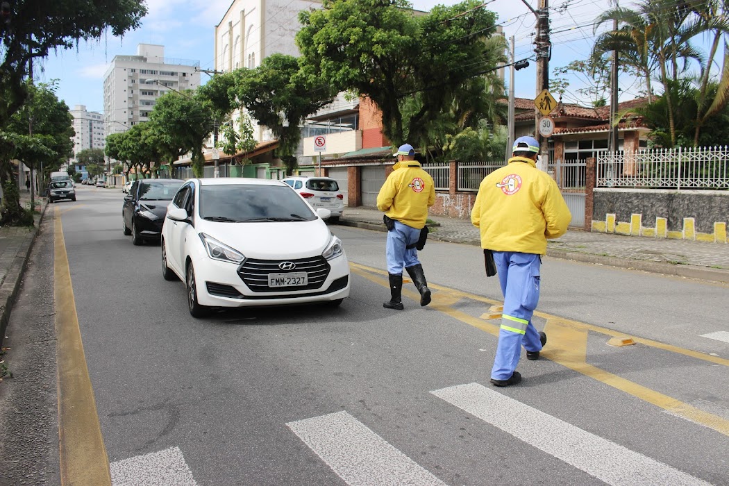 Campanha de orientação percorre mais cruzamentos com rotatórias em Santos