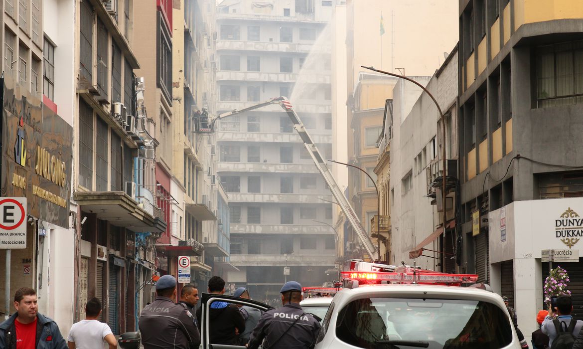 Edifício que pegou fogo no centro de São Paulo será demolido