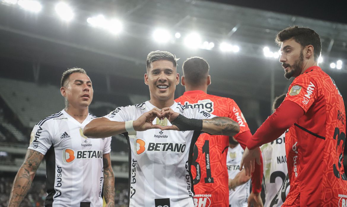 Atlético-MG vence Botafogo e lidera momentanemente o Brasileirão
