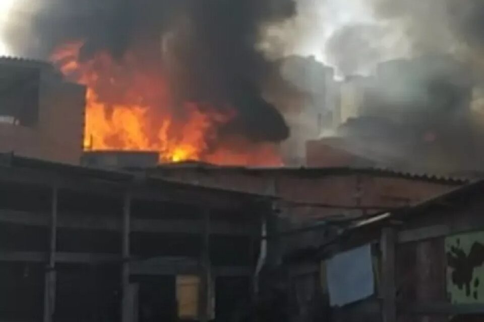 Incêndio atinge comunidade Morro do Piolho em São Paulo