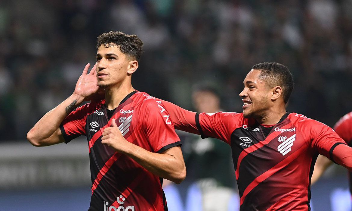 Athletico-PR bate Palmeiras fora de casa e assume vice-liderança