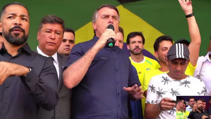Em comício, Bolsonaro defende excludente de ilicitude para policiais
