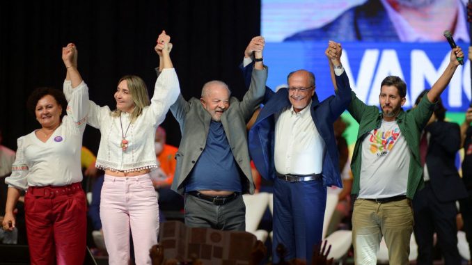 Chapa Lula-Alckmin registra candidatura no TSE