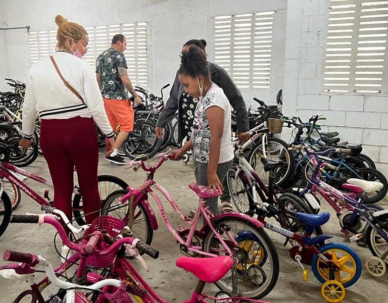 Projeto social entrega 60 bicicletas para crianças em Santos
