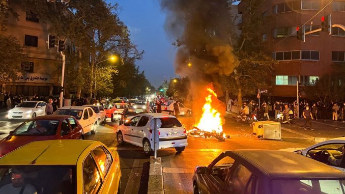 Atos organizados pelo governo iraniano pedem execução de manifestantes