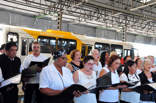 Coral leva muita música a Terminal Rodoviário de Praia Grande