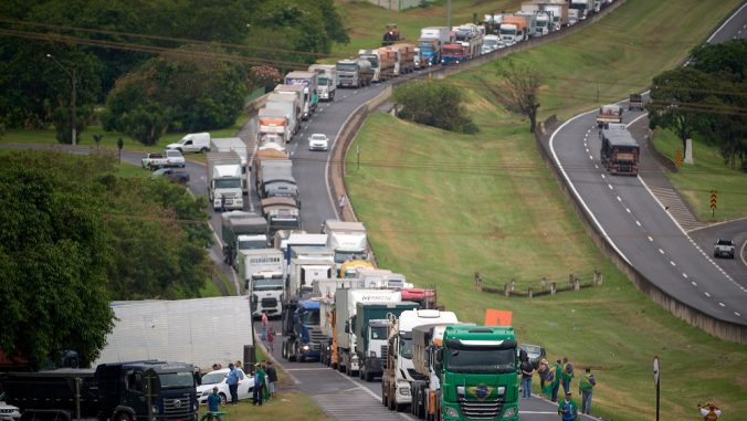 Brasil tem 16 estados com rodovias interditadas