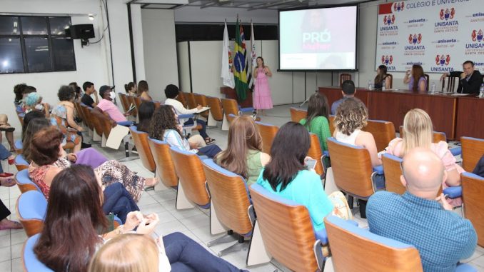Políticas públicas de combate à violência contra a mulher são discutidas em Santos