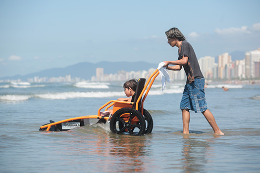 Programa Praia Acessível tem esquema especial de atendimento no verão em Praia Grande