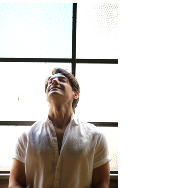 Cantor Cacá Baskerville lança single e clipe “Um Milhão de Sonhos”, que fala sobre liberdade e o reencontro consigo mesmo