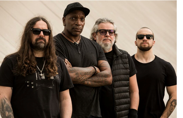 Sepultura se apresenta no Arena Club, em Santos, no dia 08 de abril