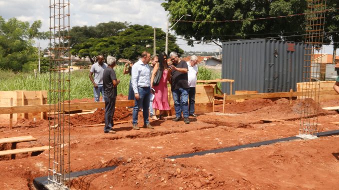 Prefeito Edinho visita obra da Casa Mulher SP no Adalberto Roxo