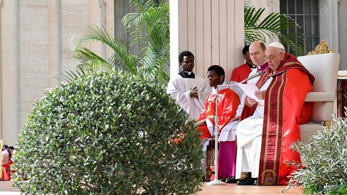 Papa celebra missa do Domingo de Ramos para 30 mil fiéis