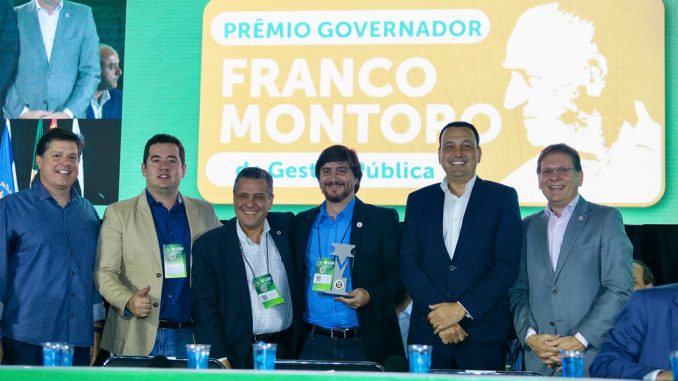 Congresso Estadual de Municípios recebe governador em exercício em ato de encerramento