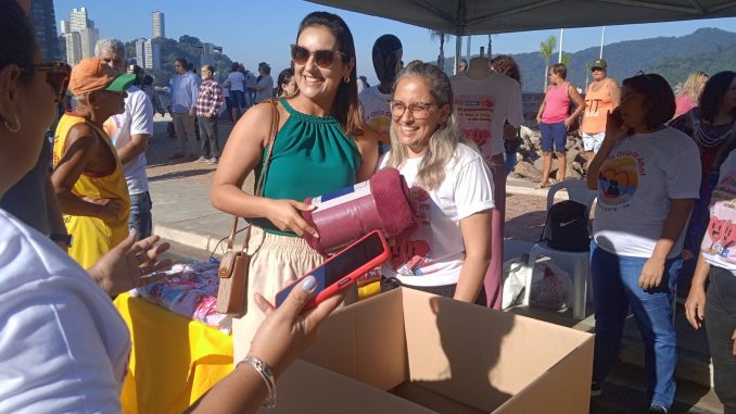 Secretária Wanessa Matos participa da inauguração do Pier dos Apaixonados e faz doação para a campanha 'Abraço Quente' do Fundo Social de Solidariedade de São Vicente